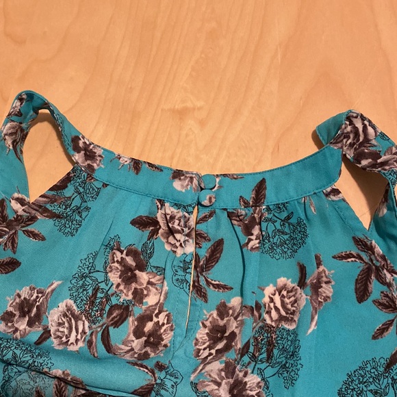 Torrid High-Lo Top with Black & White Floral Pattern on Teal Background - Picture 3 of 3